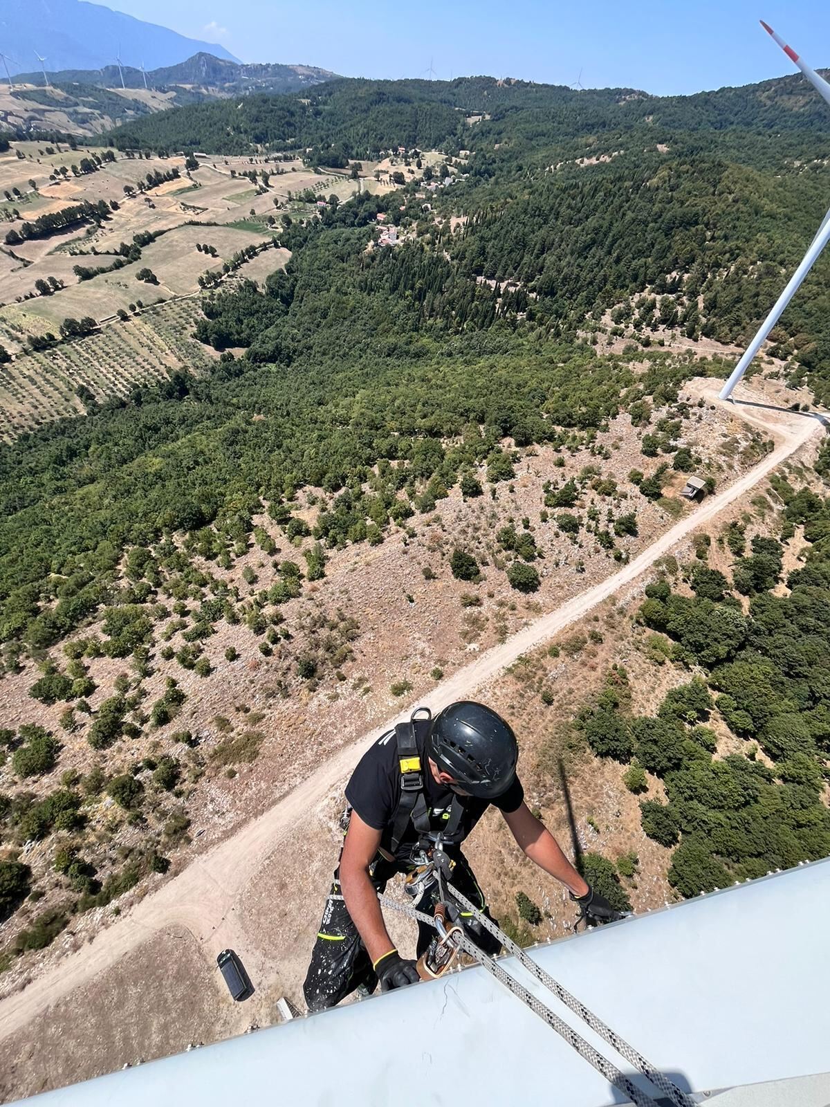 Tecnico EOLTEC durante un intervento in quota su una turbina eolica