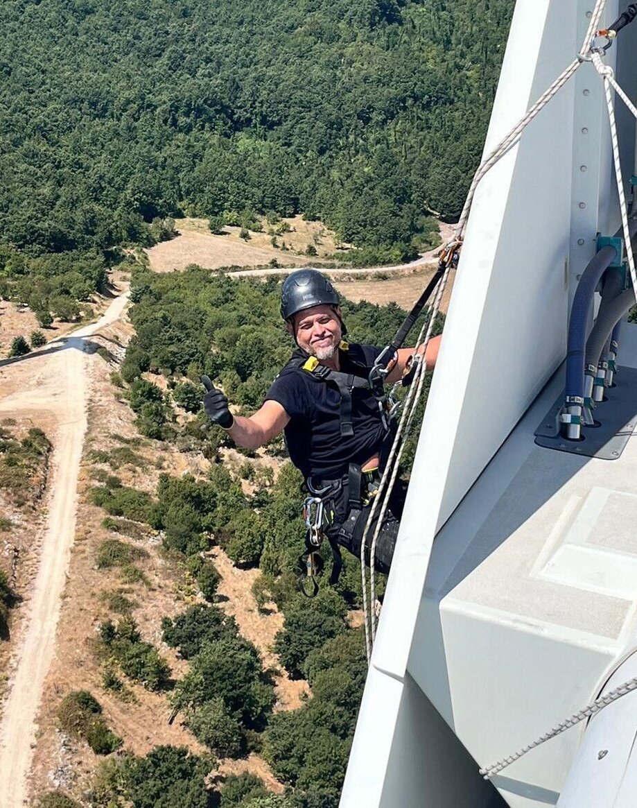 Tecnico EOLTEC in accesso su fune durante un intervento su turbina eolica