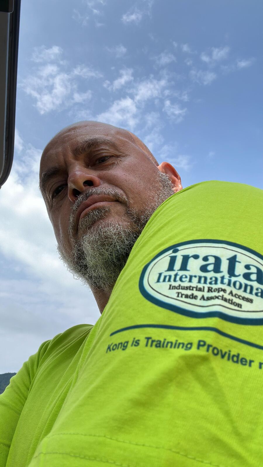 Vincenzo Augello con maglia IRATA - Industrial Rope Access Trade Association