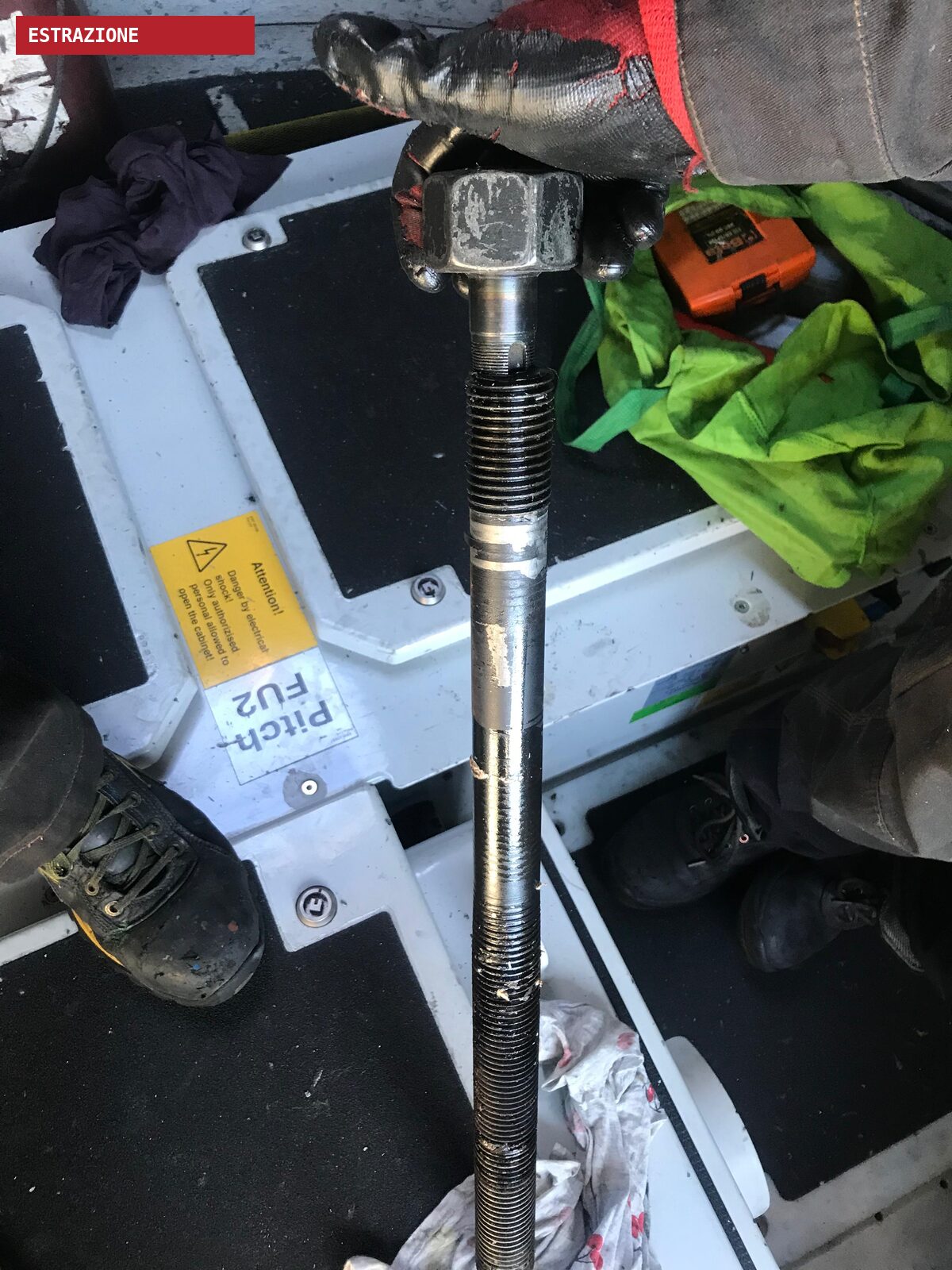 Tecnico EOLTEC durante l'estrazione dello stud dal meccanismo di pitch