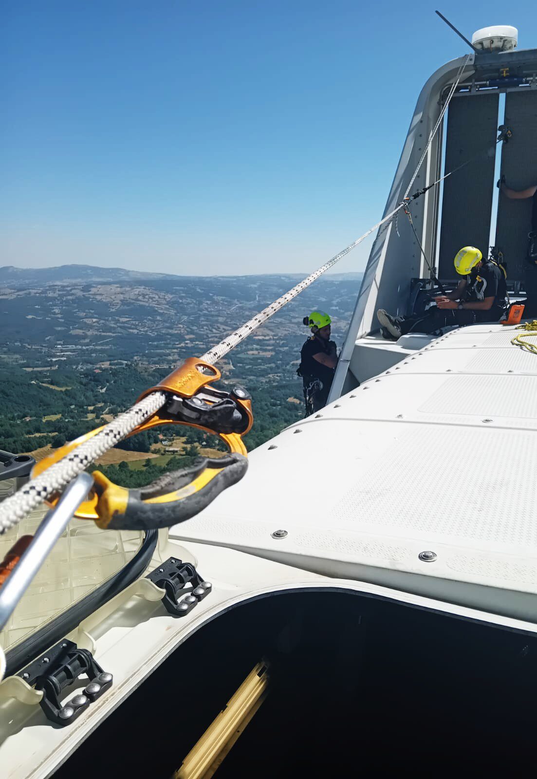 Tecnico EOLTEC sorridente durante un intervento di riparazione in quota