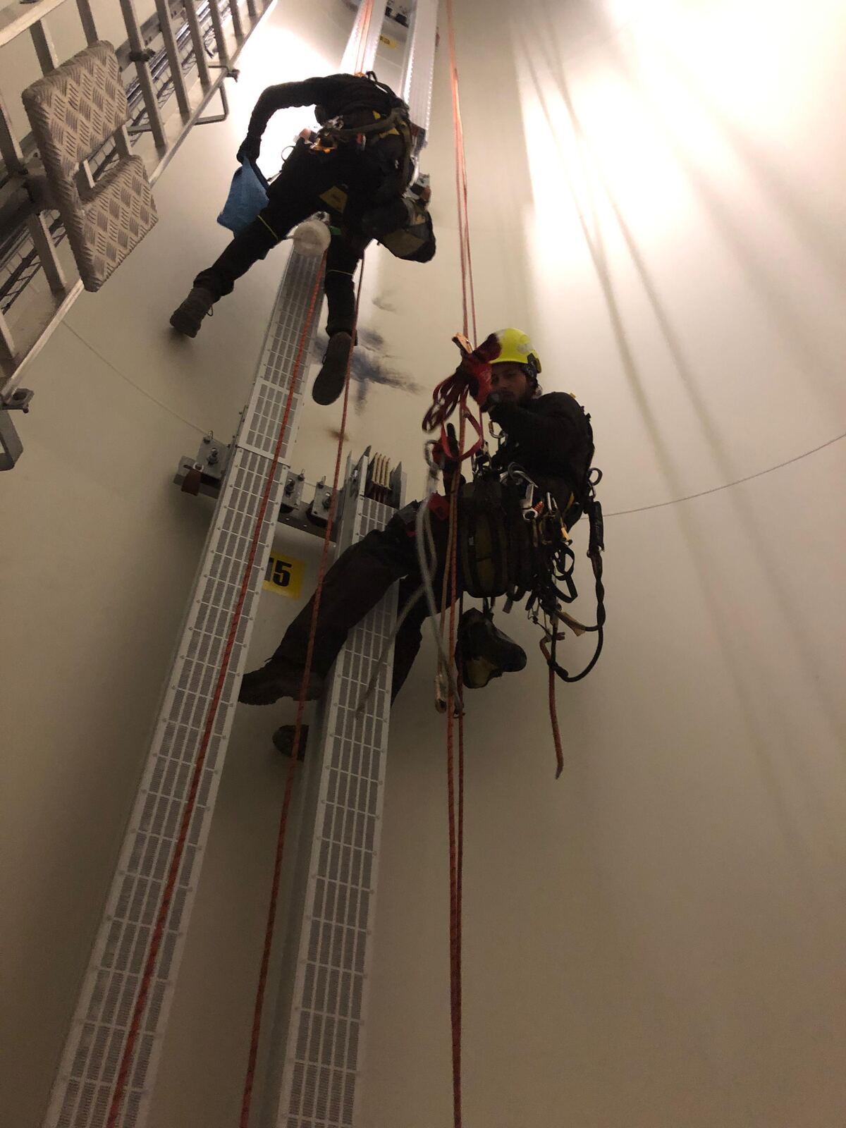 Due tecnici EOLTEC in accesso su fune all'interno della torre