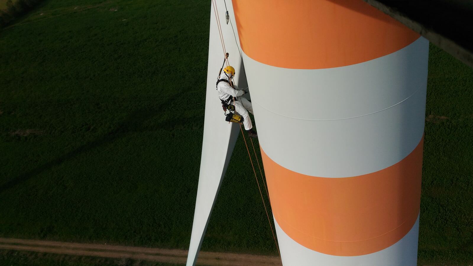 Tecnico EOLTEC al lavoro su un componente corroso all'interno della torre